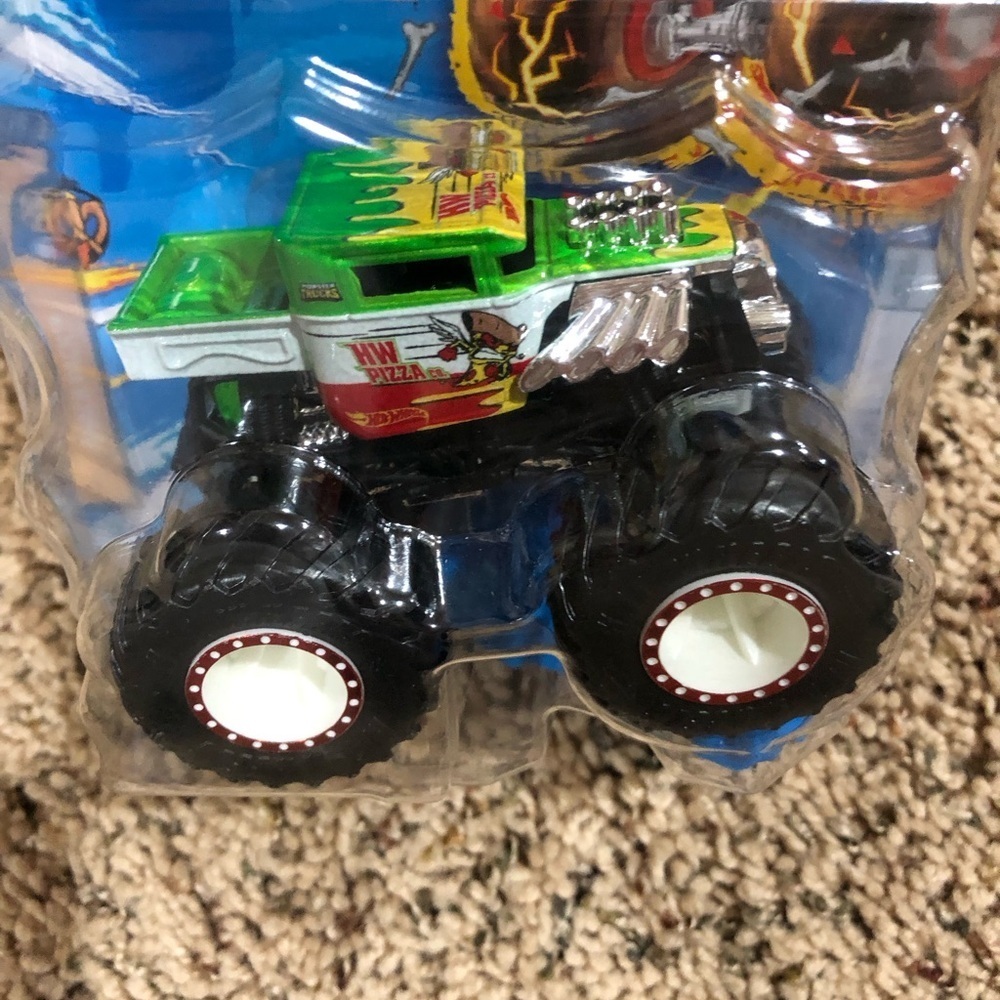 Hot Wheels Monster Trucks - Snack Pack HW Pizza Co. Truck - 1:64 Scale - NEW! - Picture 5 of 6